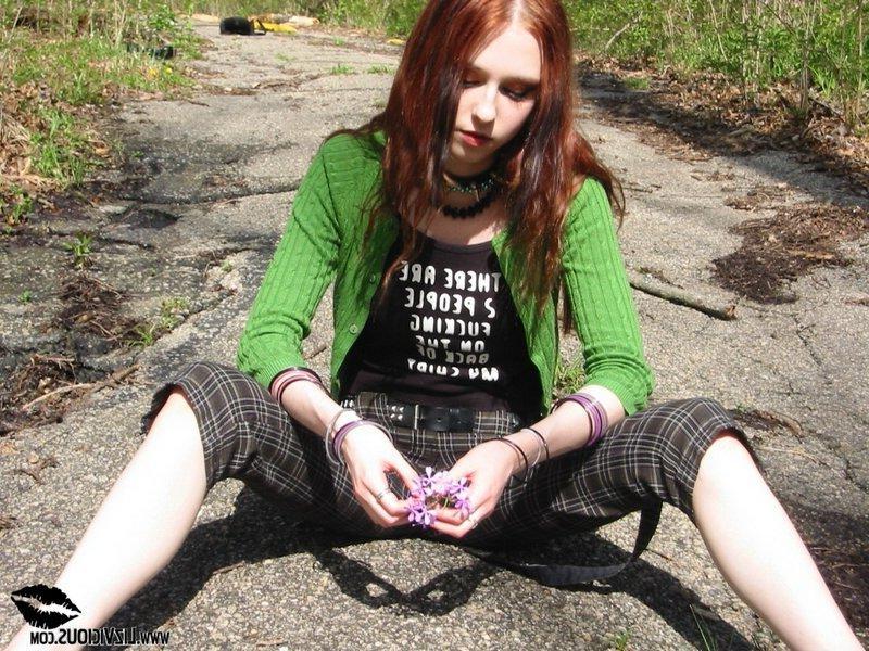 16P Liz gets naked outside
