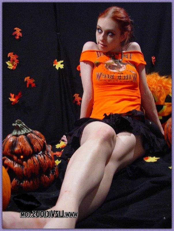 15P Liz Vicious nude on a spooky set