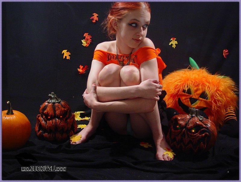 15P Liz Vicious nude on a spooky set