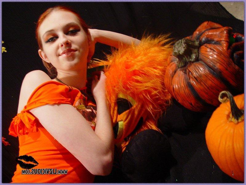 15P Liz Vicious nude on a spooky set