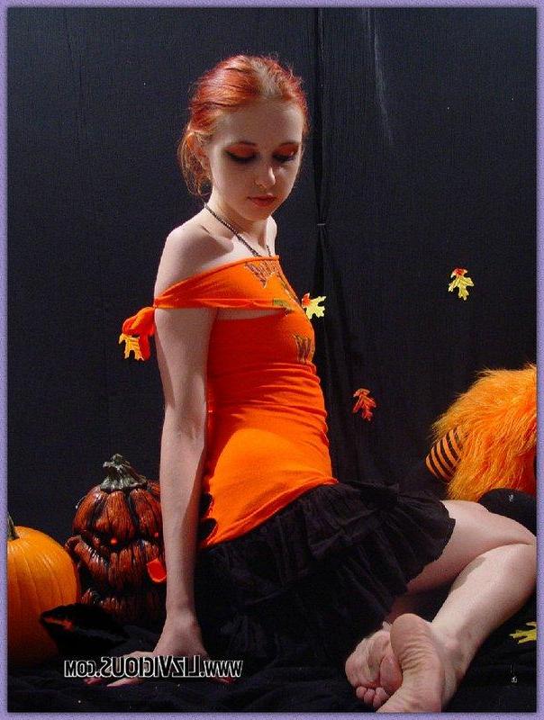15P Liz Vicious nude on a spooky set