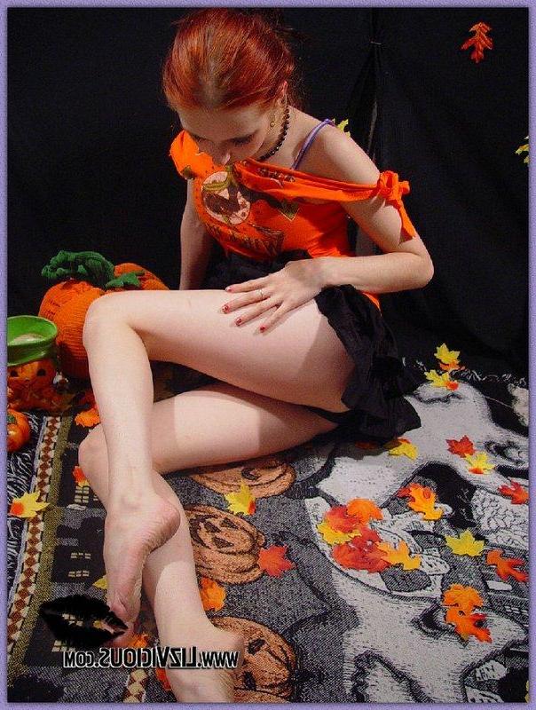 15P Liz Vicious nude on a spooky set