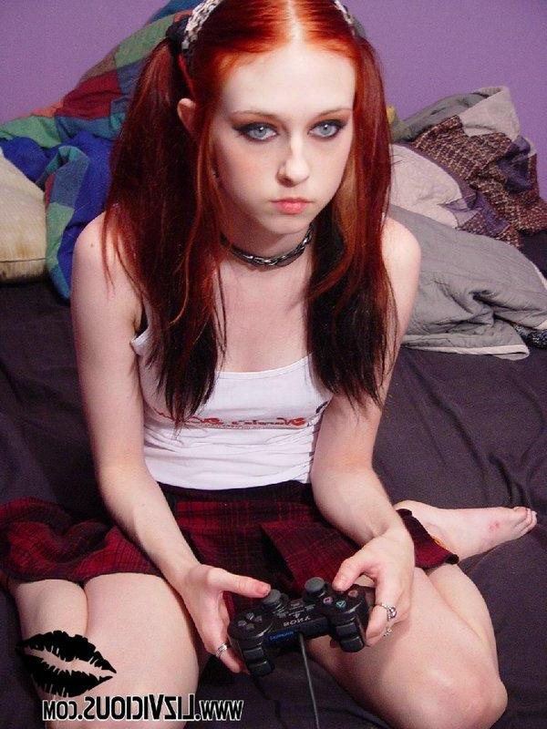 16P Liz Vicious shows her wet teen pussy