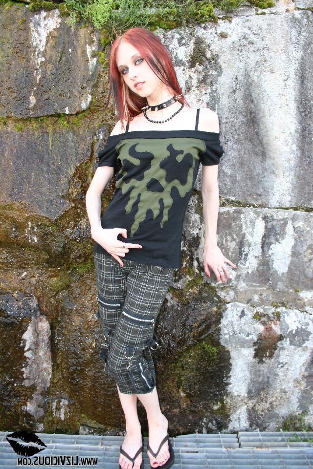 16P Liz Vicious Teasing outside