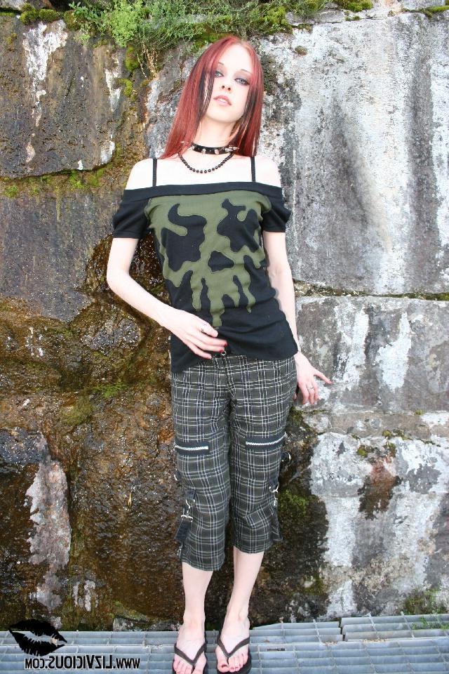 16P Liz Vicious Teasing outside