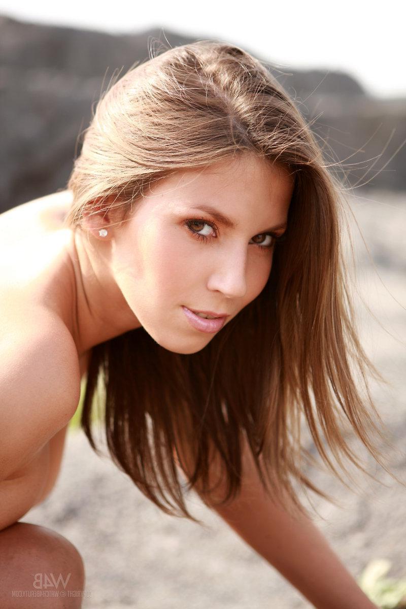 16P Lizzie Ryan displays her incredible naked body in "Law of nature"