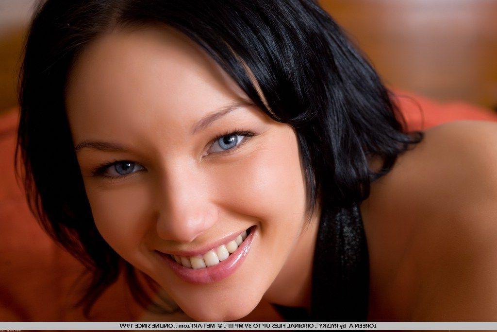 19P Pictures of Loreen A showing her gorgeous pussy