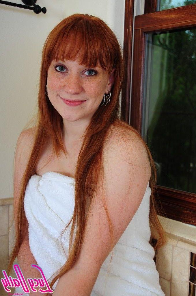 20P Pictures of teen Lucy Daily teasing in the bathtub