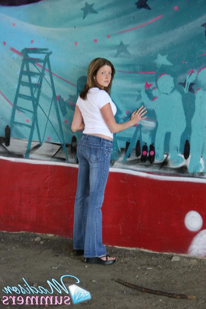 20P Pictures of teen girl Madison Summers flashing her tits in public