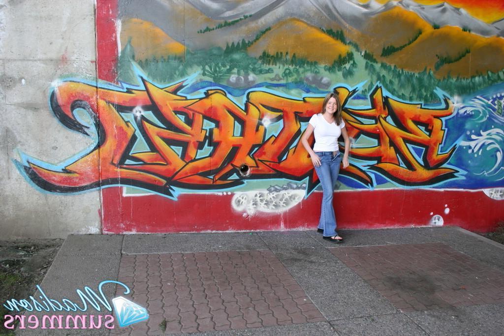 20P Pictures of teen girl Madison Summers flashing her tits in public