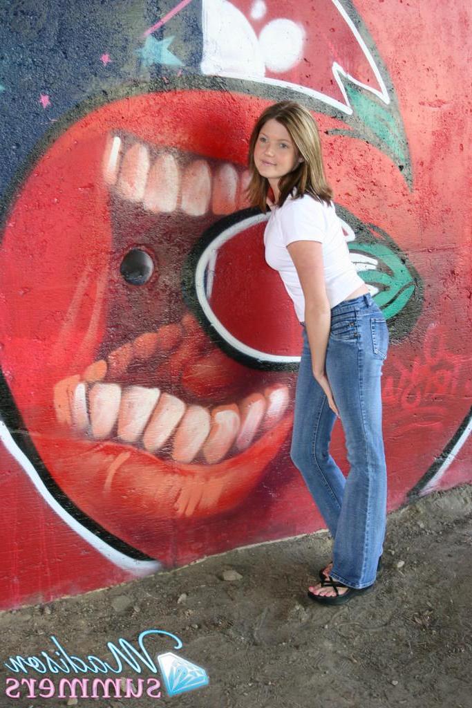 20P Pictures of teen girl Madison Summers flashing her tits in public