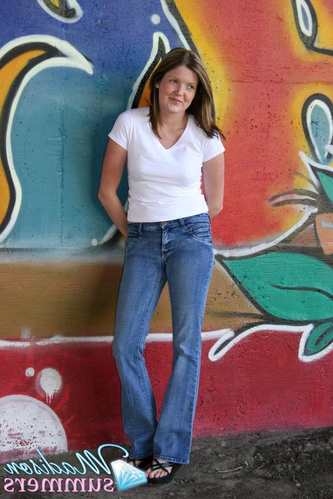20P Pictures of teen girl Madison Summers flashing her tits in public