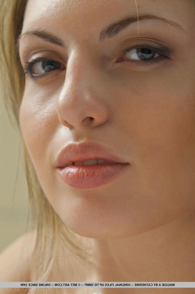 18P Gorgeous blonde Maggie A shows off her lady parts in bed