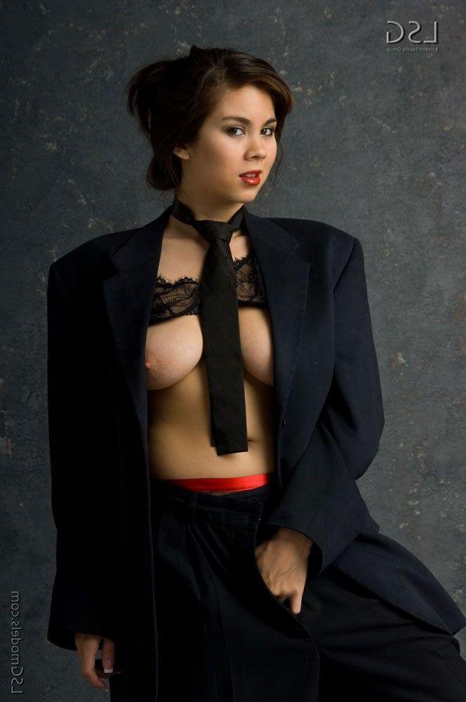 16P Pictures of teen girl Mai spreading for you