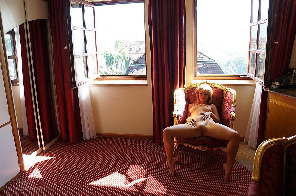 16P Gorgeous blonde teen Malinda gets naked on camera