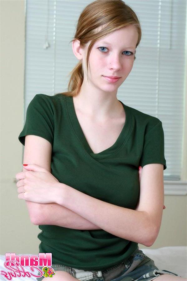 16P Pictures of Mandi Collins hanging out in bed
