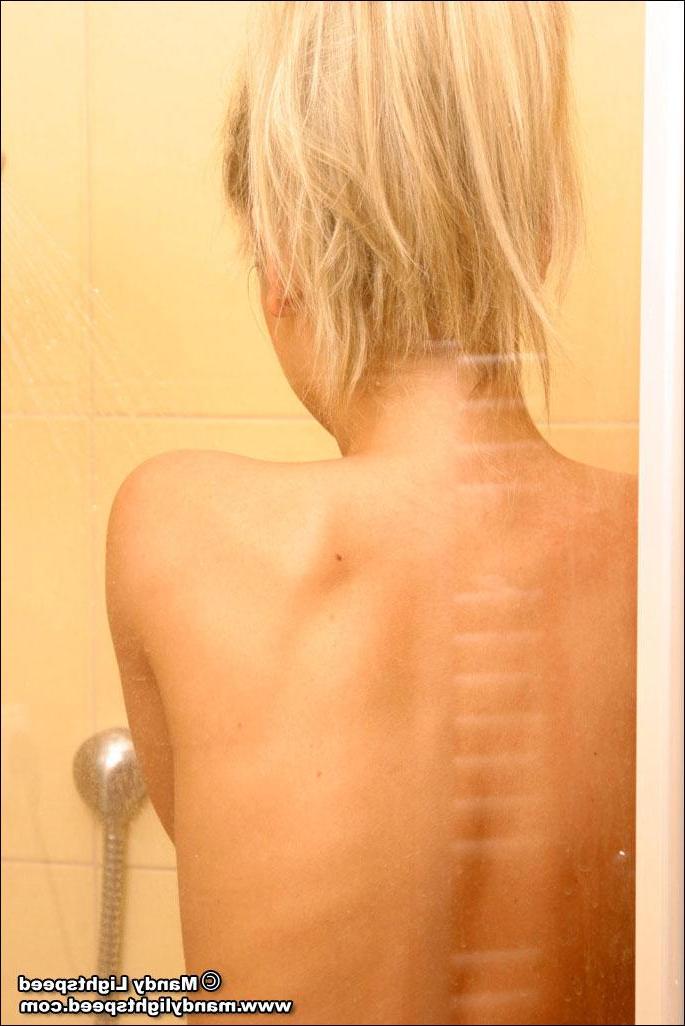 20P Pictures of Mandy Lightspeed taking a shower