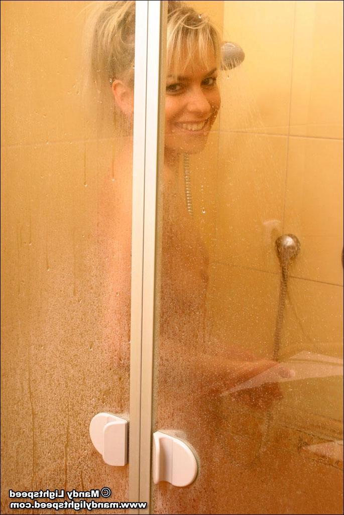 20P Pictures of Mandy Lightspeed taking a shower