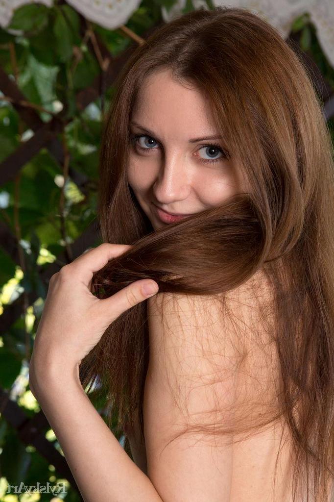 16P Brunette girl Melissa Ray gets nude and shows you her trimmed pussy