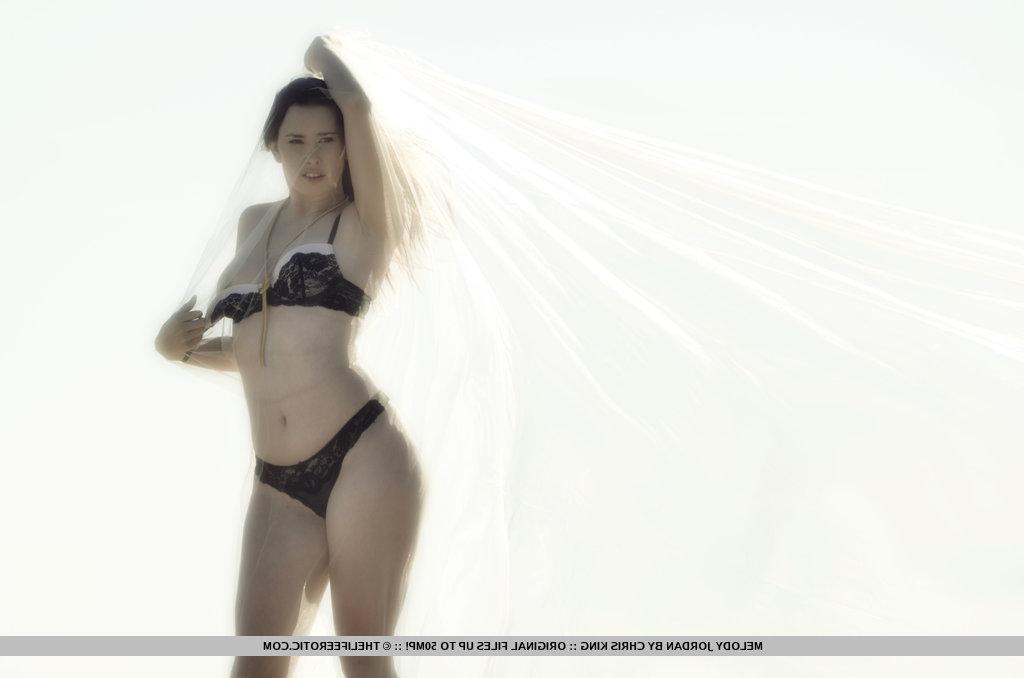 16P Pictures of Melody Jordan playing with her pussy on the beach