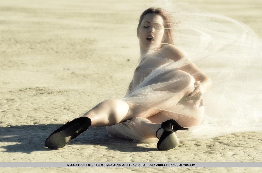 16P Pictures of Melody Jordan playing with her pussy on the beach