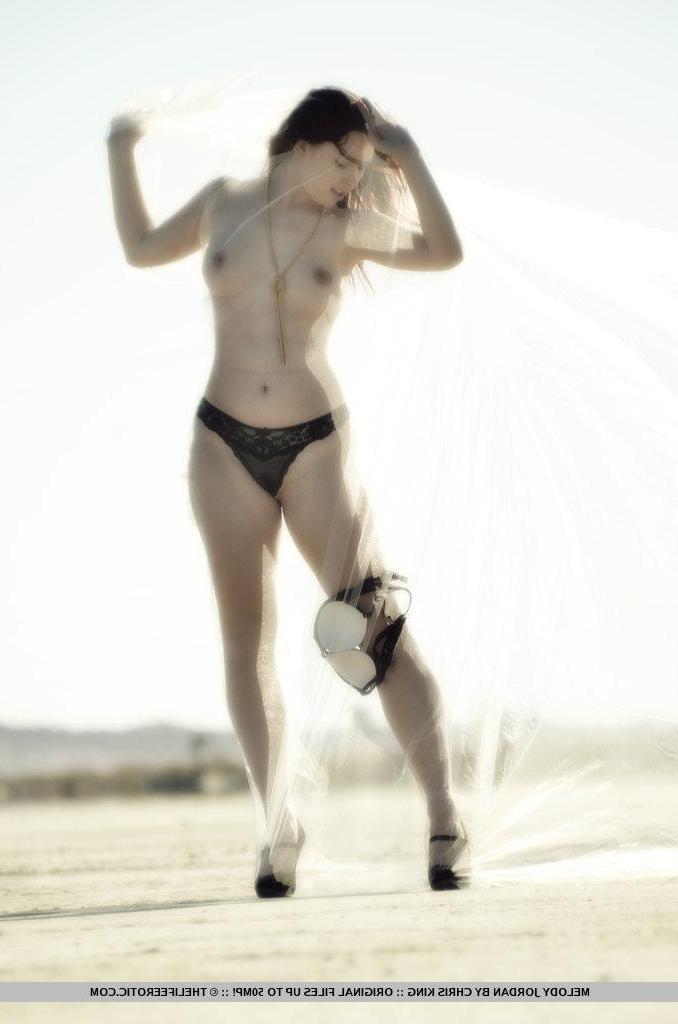 16P Pictures of Melody Jordan playing with her pussy on the beach