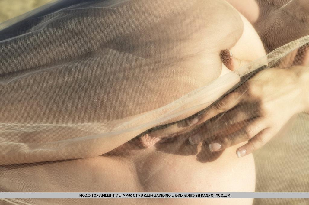 16P Pictures of Melody Jordan playing with her pussy on the beach