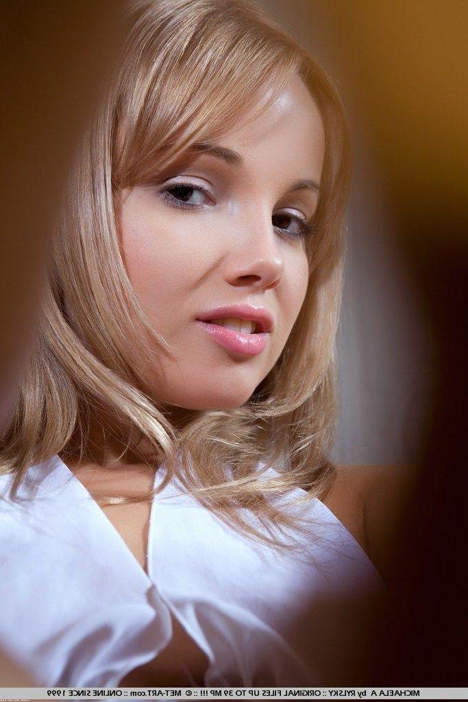 19P Pictures of Michaela A showing her pussy