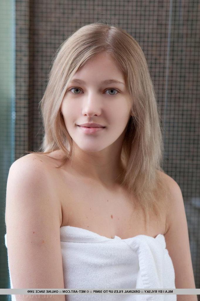 18P Pictures of beautiful girl Mila I showing off her sexy nude body in the shower