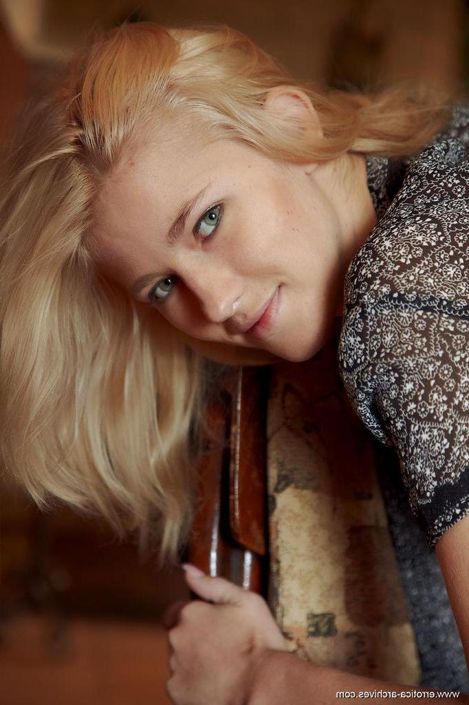 16P Gorgeous blonde teen Mila I shows you her tight pussy