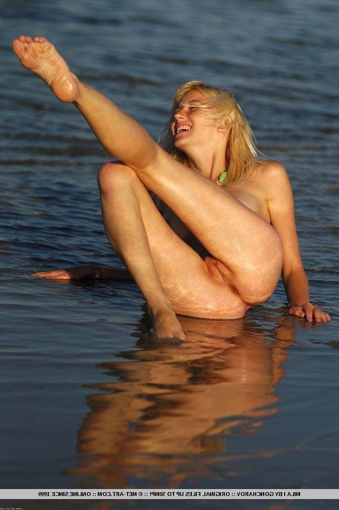 18P Pictures of Mila I getting all wet outside