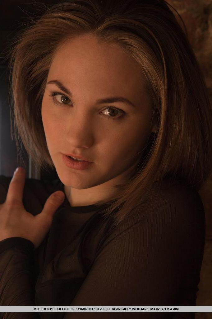 16P Mira V zieht sich vor der Kamera aus und entblößt ihren sexy, straffen Körper, während sie für Sie masturbiert