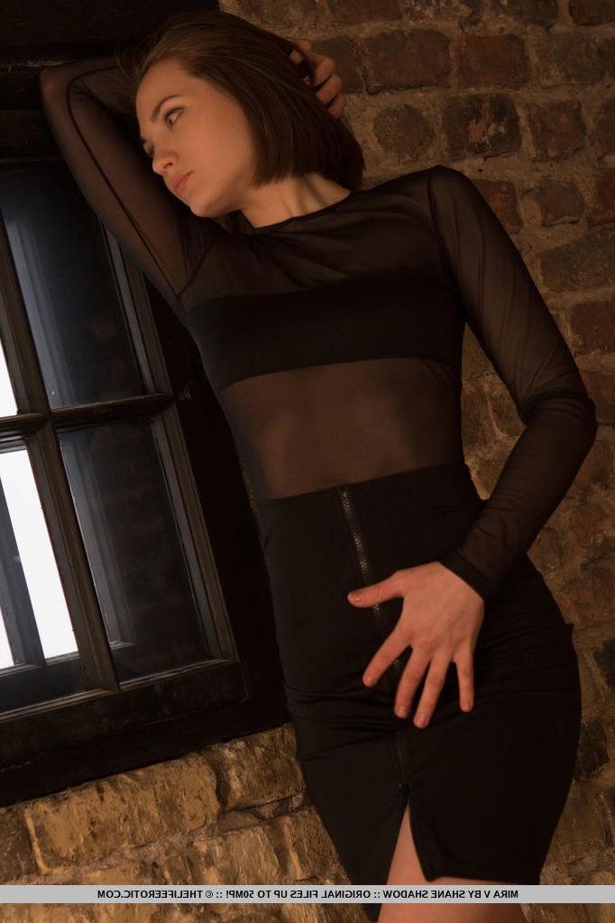 16P Mira V zieht sich vor der Kamera aus und entblößt ihren sexy, straffen Körper, während sie für Sie masturbiert