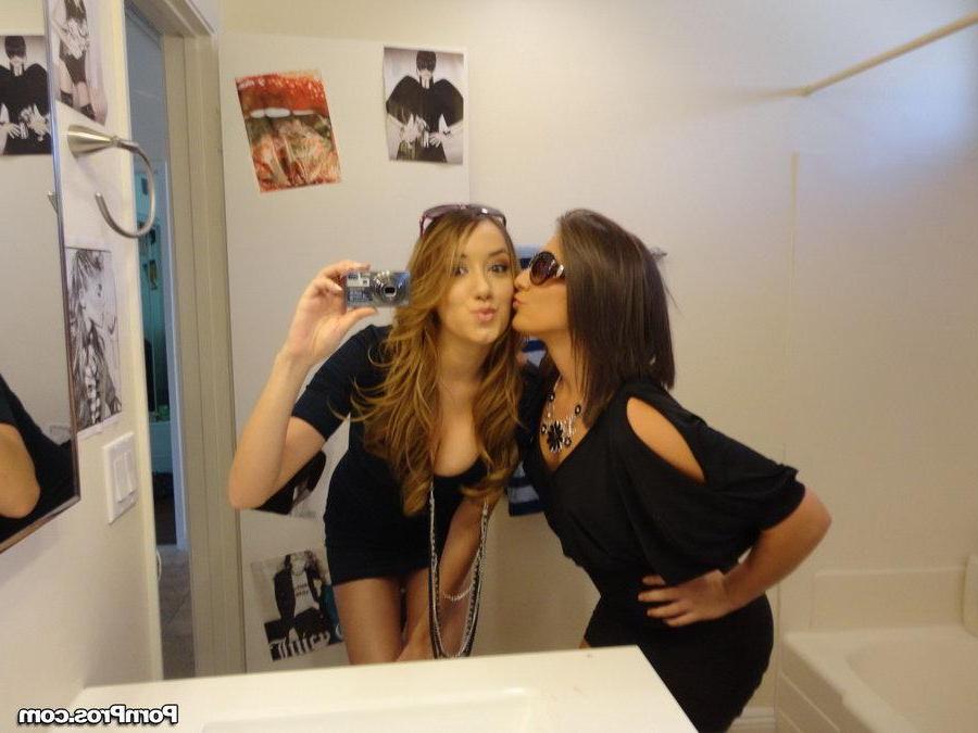 16P Hot coeds Victoria and Mischa give a threesome at home