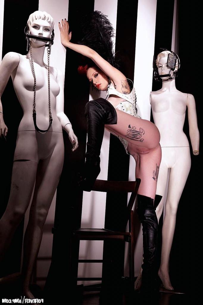 15P Fetish model Miss Crash does an artistic set with manequins