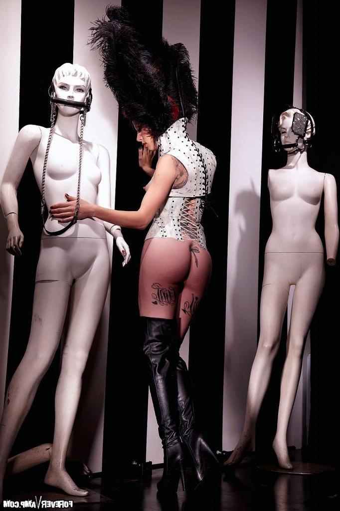 15P Fetish model Miss Crash does an artistic set with manequins