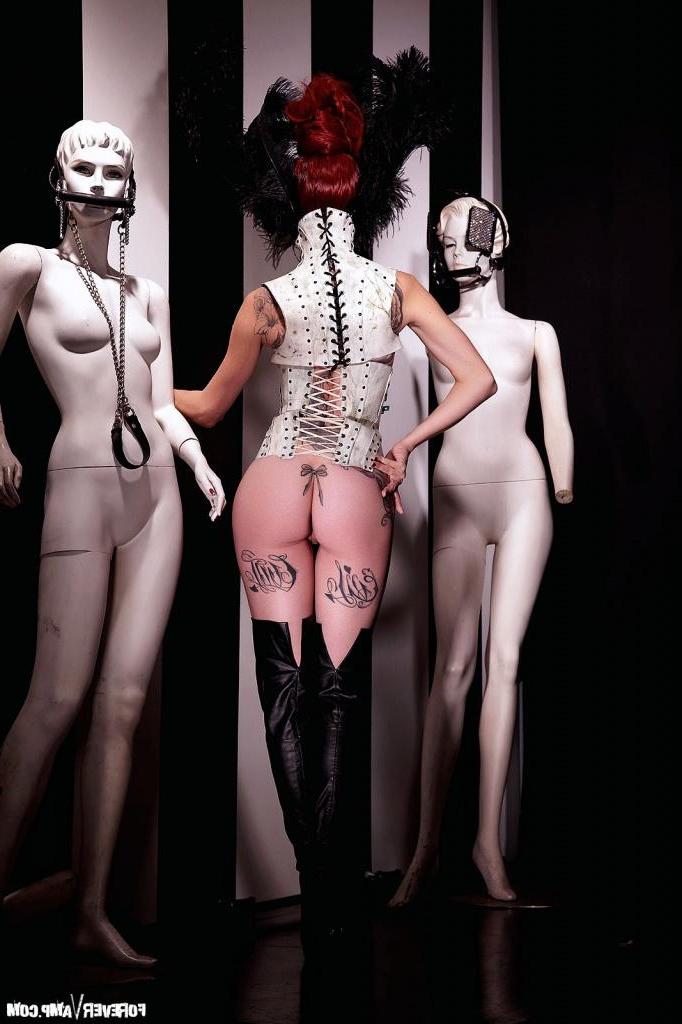 15P Fetish model Miss Crash does an artistic set with manequins