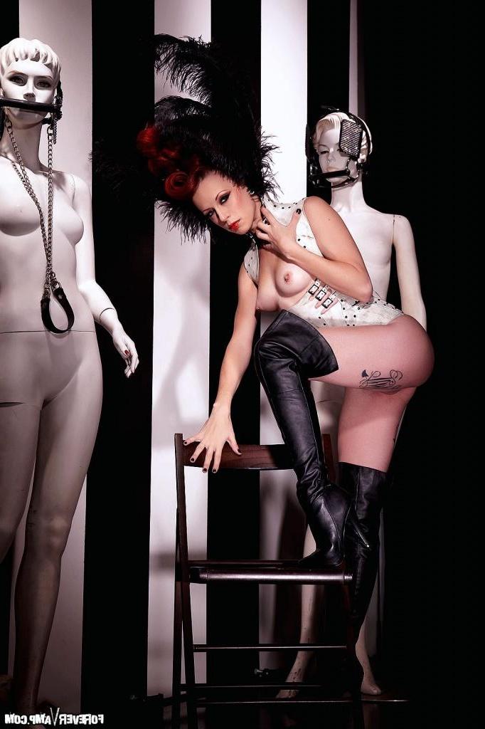 15P Fetish model Miss Crash does an artistic set with manequins