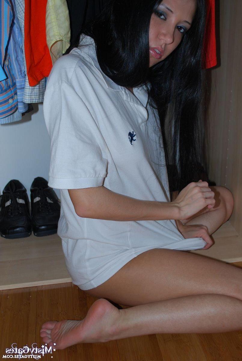 20P Pictures of teen amateur Misty Gates being naughty in a closet