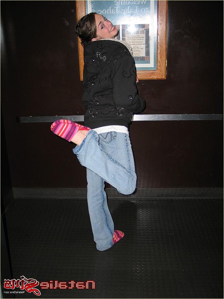 20P Pictures of teen girl Natalie Sins flashing in public