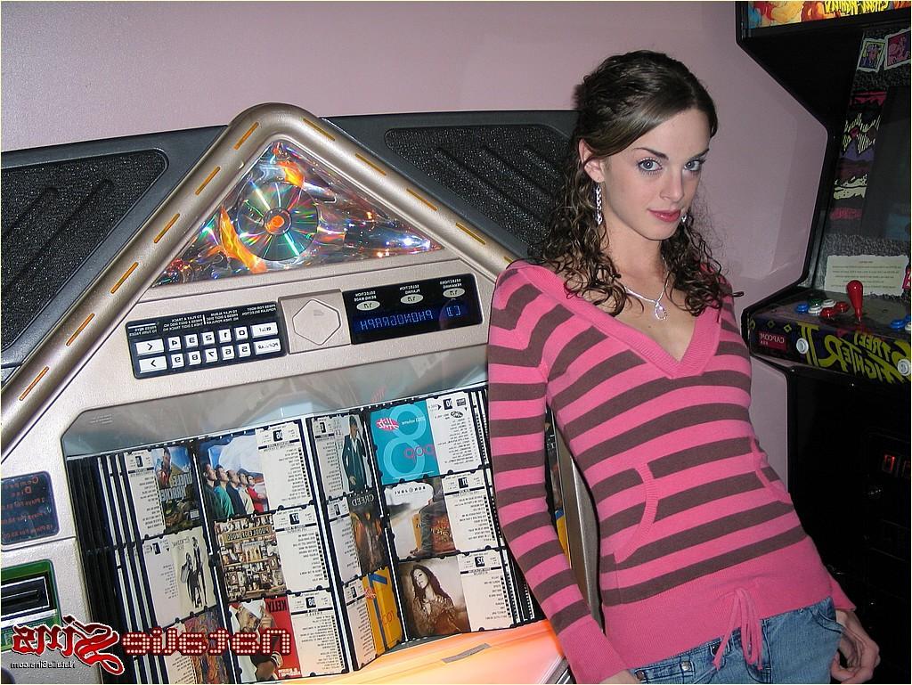 20P Pictures of teen girl Natalie Sins flashing in public