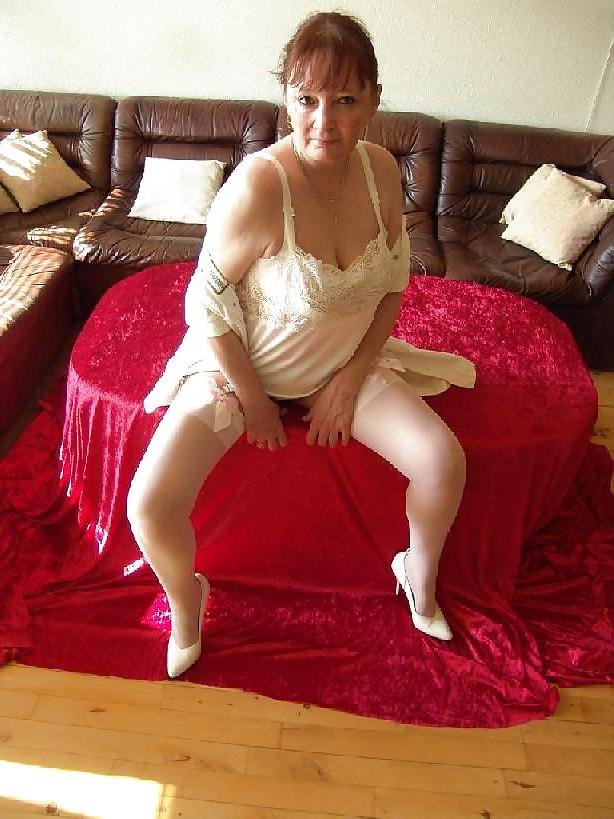 21P Gorgeous GILFs & Magnificent MILFs