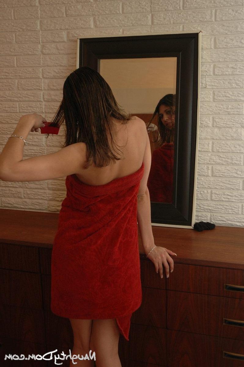 15P Pictures of Naughty Dom showing you her perfect ass