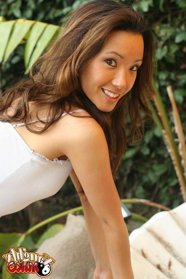 20P Pictures of Naughty Miko getting naked by the pool