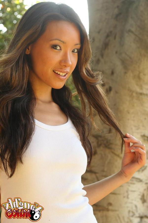 20P Pictures of Naughty Miko getting naked