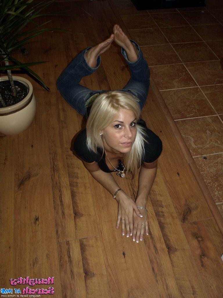 15P Pictures of Naughty Sarah showing her hot nakedness