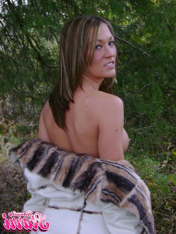15P Pictures of Naughty Starri trying to keep warm