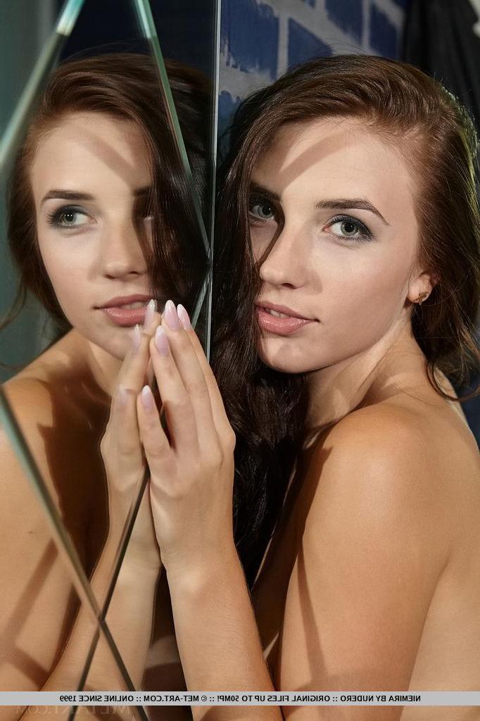 18P Stunning girl Niemira shows you her amazing naked body in "Elamize"
