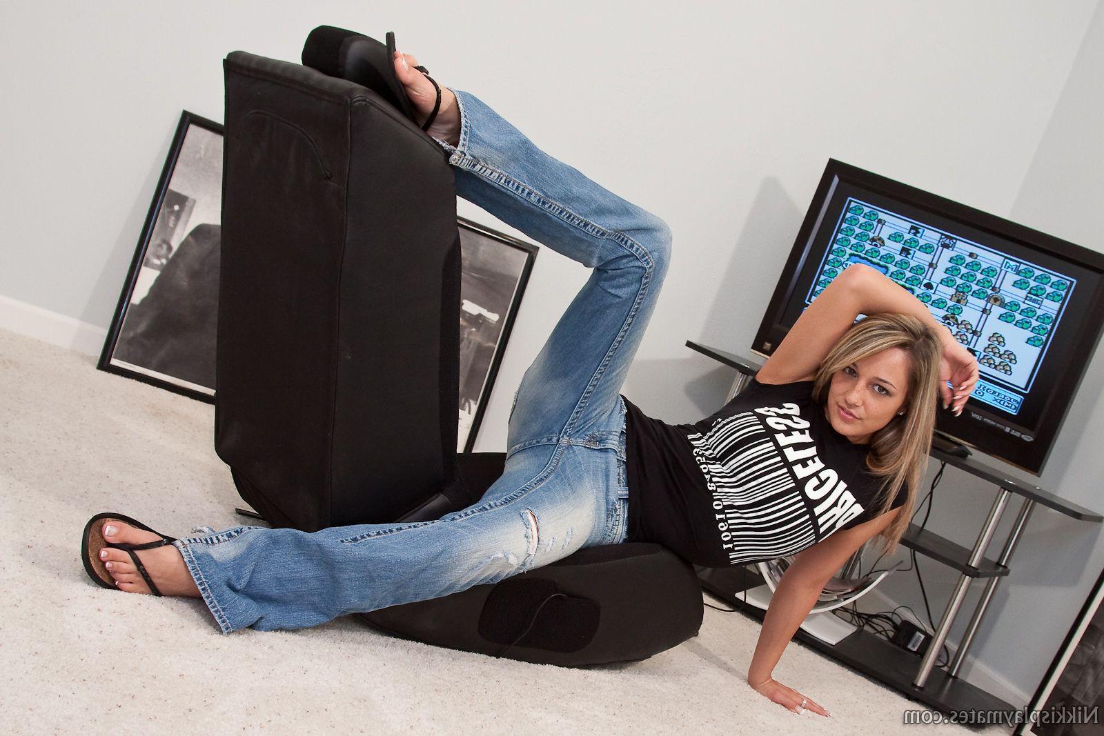 15P Pictures of teen Nikki Sims being naughty on the floor