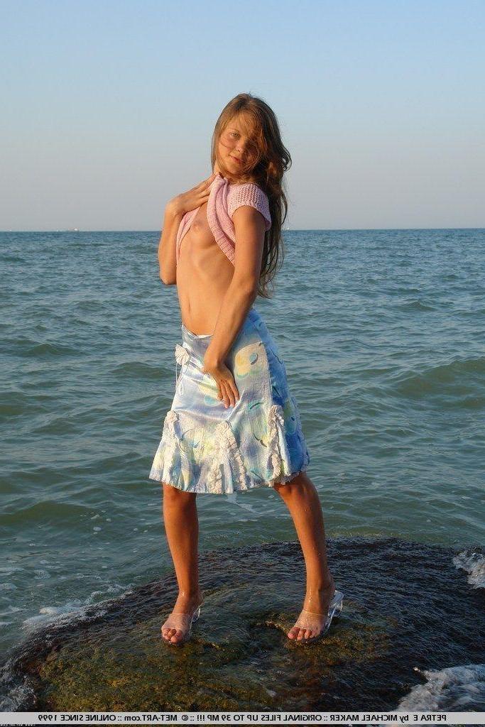 19P Pictures of Petra E getting her pussy wet
